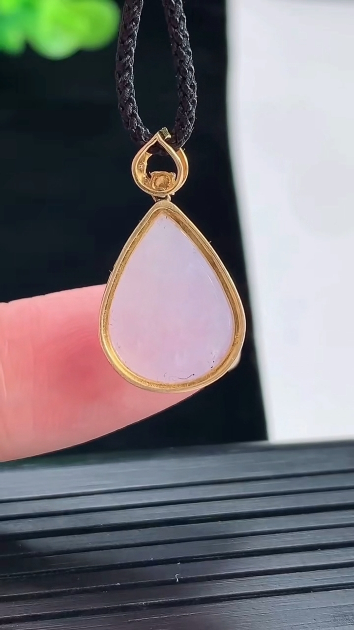 天然A货翡翠18k金紫罗兰水滴吊坠，尺寸23-13-7.5 裸石15.6-11.5重量:2.05g
4月28日