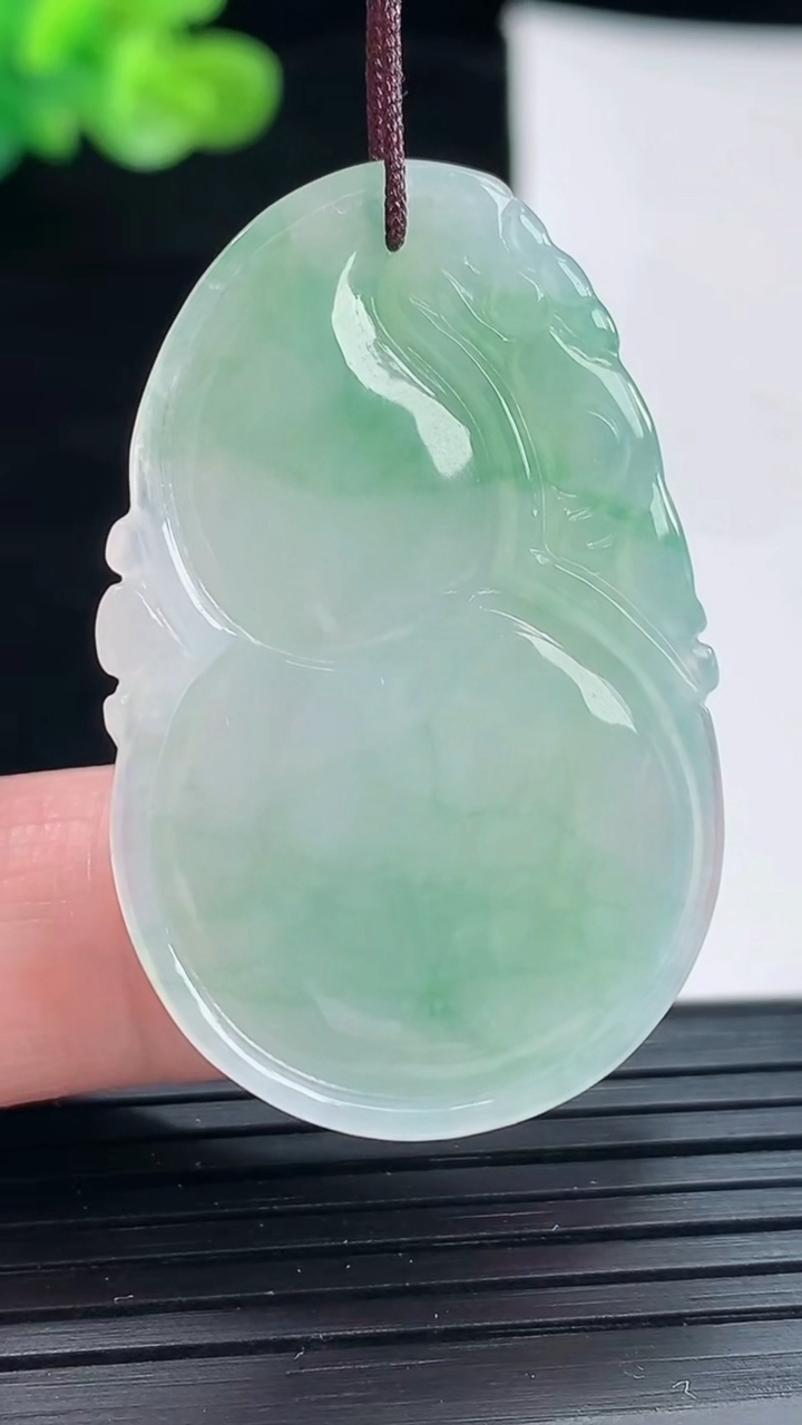 天然A货翡翠葫芦吊坠，尺寸41-26-6重量:10.96g
4月28日