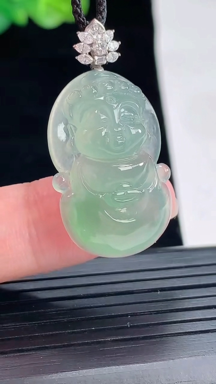 天然A货翡翠宝宝佛吊坠，尺寸28.6-18-7.5重量:6.18g
4月28日