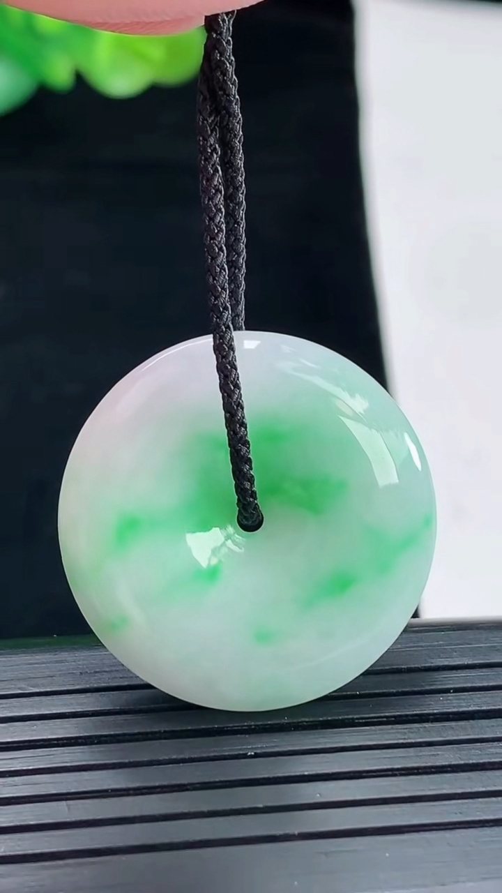 天然A货翡翠平安扣吊坠，尺寸28.5-6重量:9.62g
4月28日