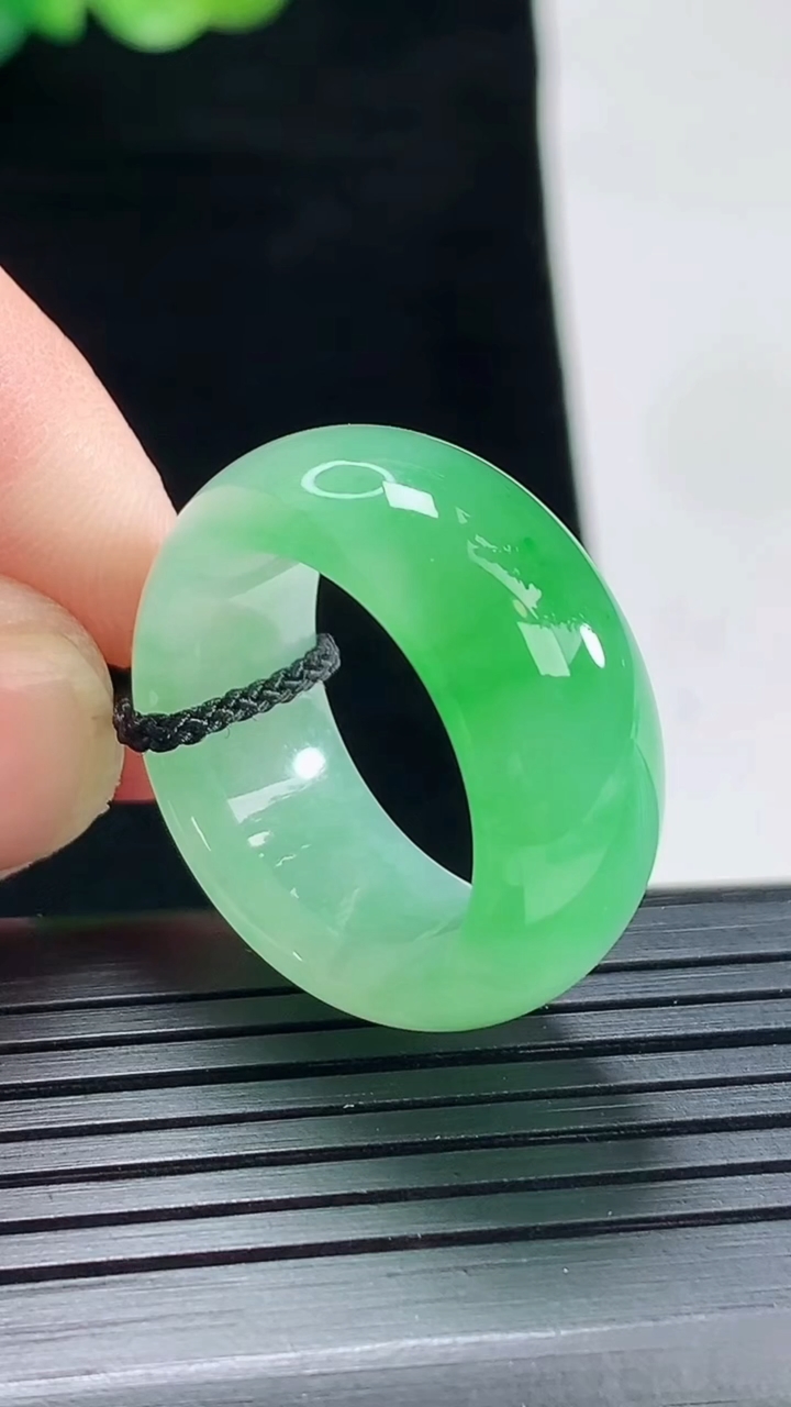 天然A货翡翠玉指环 戒指，尺寸19-10.6-4.5重量:8.79g2026年4月28日
工厂直销收