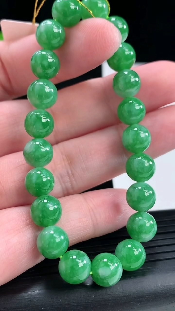 天然A货翡翠圆珠手串，尺寸9-21颗重量:25.87g4月28日
工厂直销收藏佳品,种好水足，色泽均匀，有种有色，上手高大气！
