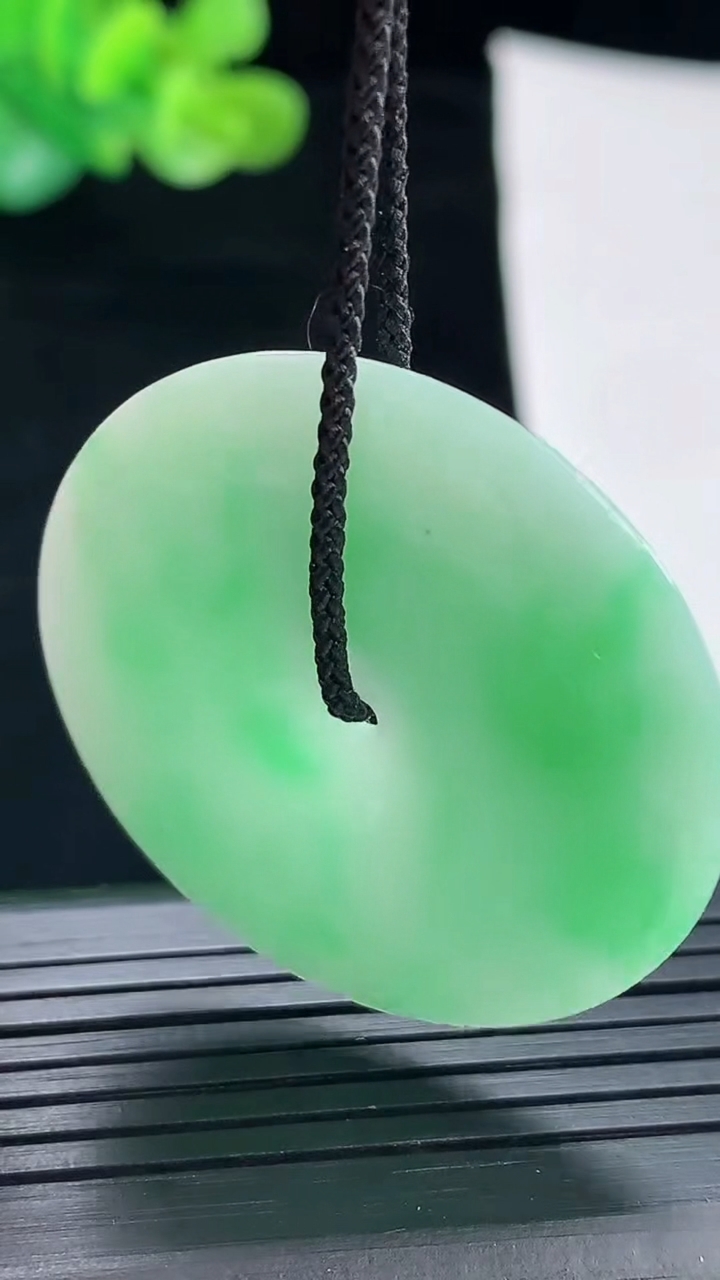 天然A货翡翠平安扣吊坠，尺寸38.5-5重量:15.47g
4月28日