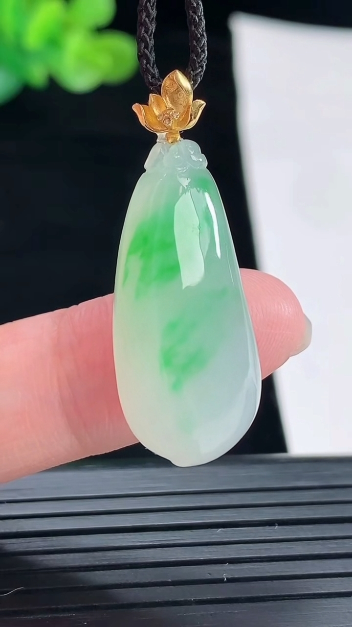 天然A货翡翠福瓜吊坠，尺寸28.5-13-8.5重量:5.68g
4月28日