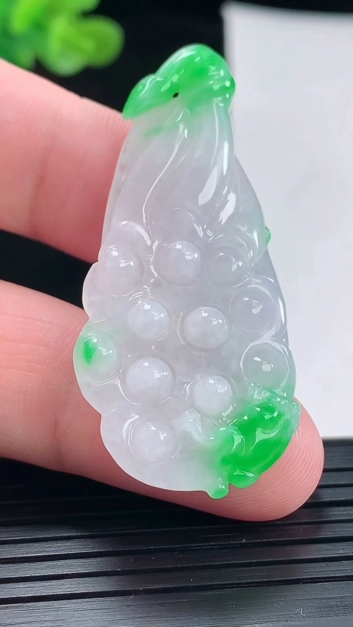 天然A货翡翠莲蓬吊坠，尺寸49-23.5-7重量:11.03g
4月28日