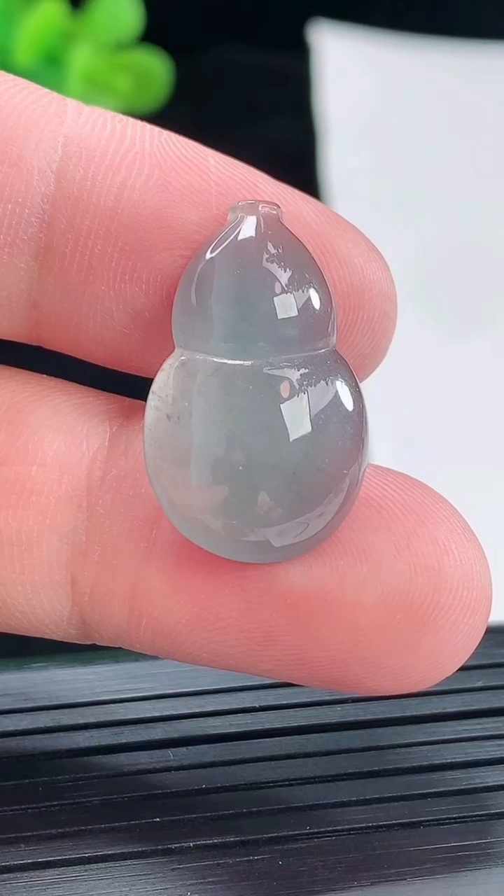 天然A货翡翠冰种蓝天葫芦镶嵌件，尺寸24.5-15-4.5重量:2.77g
4月28日