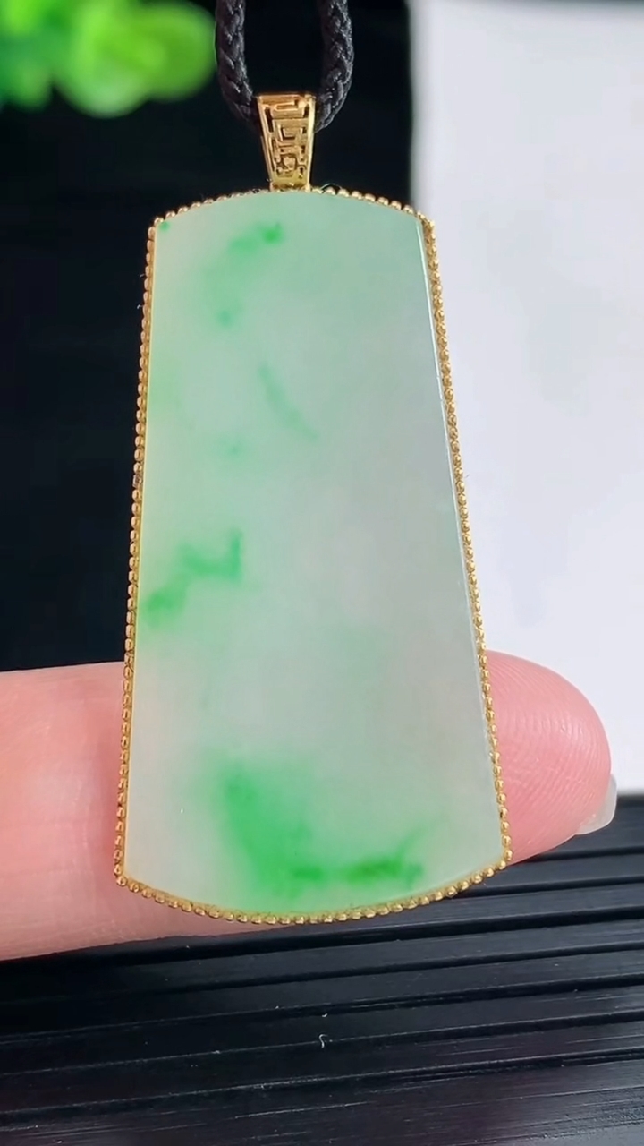 天然A货翡翠无事牌吊坠，尺寸43-20-2.2，裸石36-19重量:4.70g
4月28日