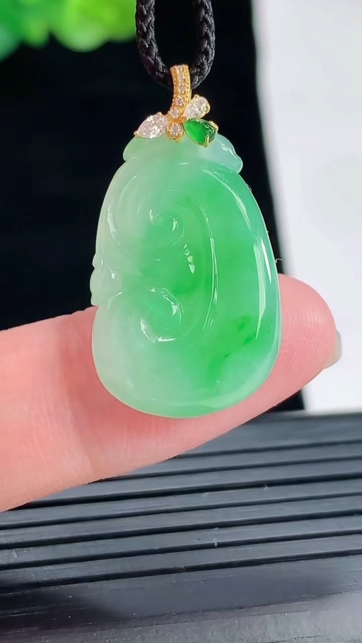 天然A货翡翠如意吊坠，尺寸24-15.6-4.5重量:3.90g
4月28日