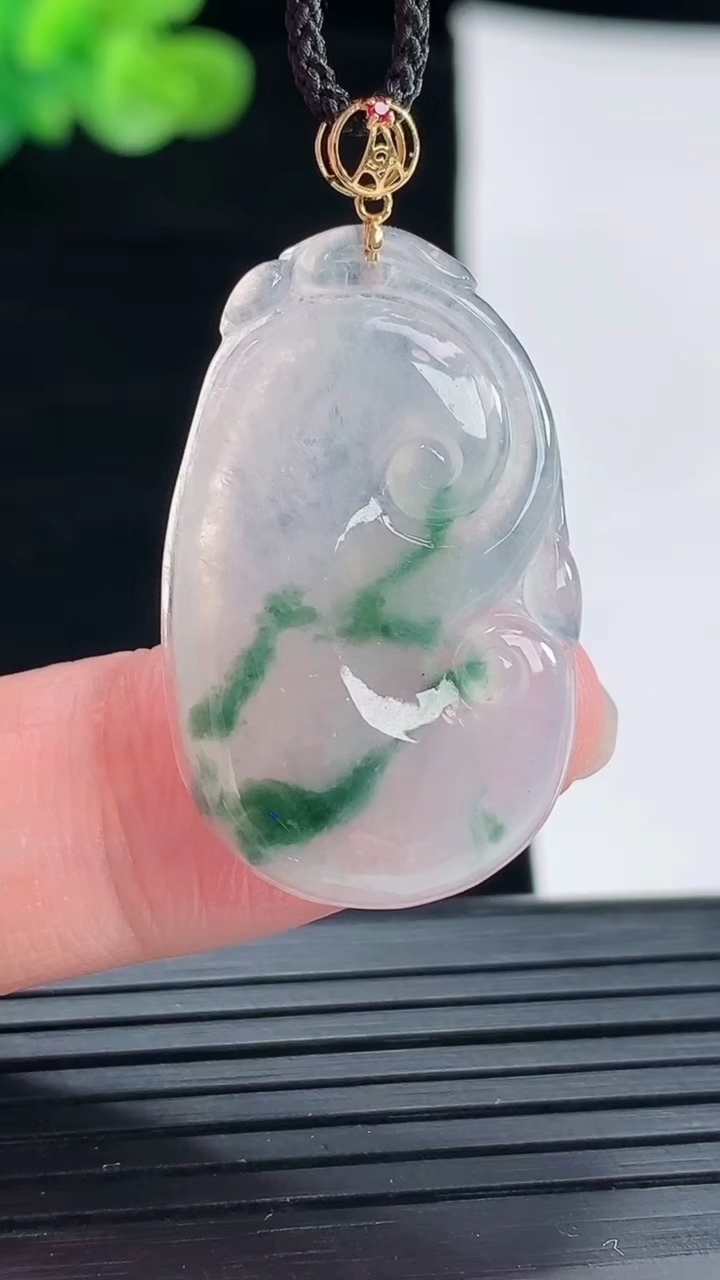 天然A货翡翠种飘花如意吊坠，尺寸29-19-4重量:4.22g
4月28日