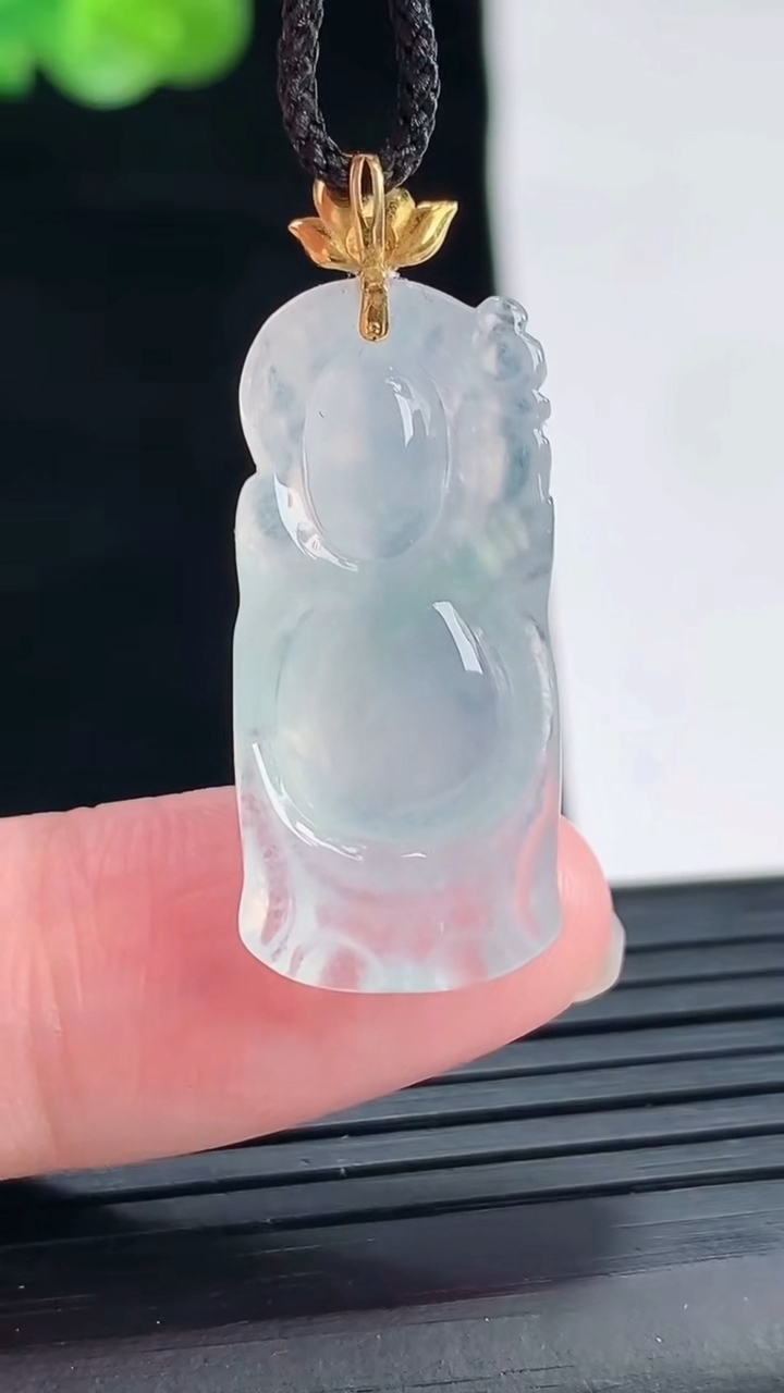 天然A货翡翠种白冰财神爷吊坠，尺寸27.5-13-7.3重量:4.44g
4月28日