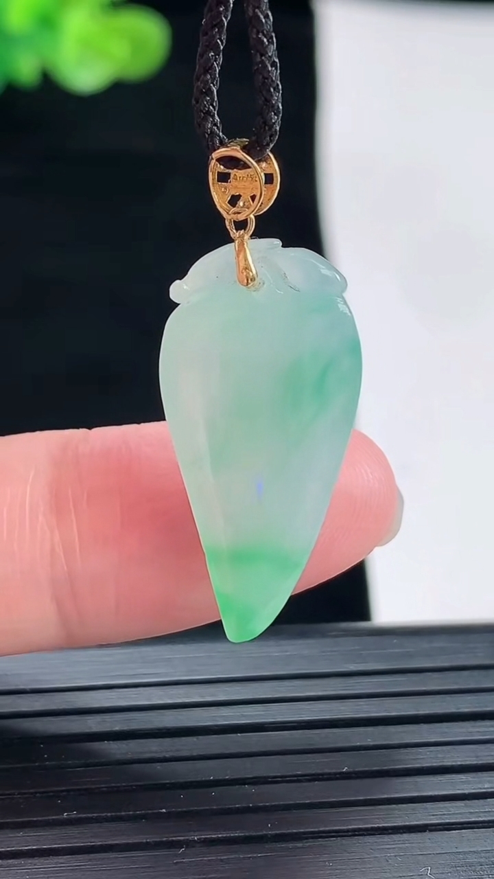 天然A货翡翠福瓜吊坠，尺寸25.6-13-5.5重量:2.98g
4月28日