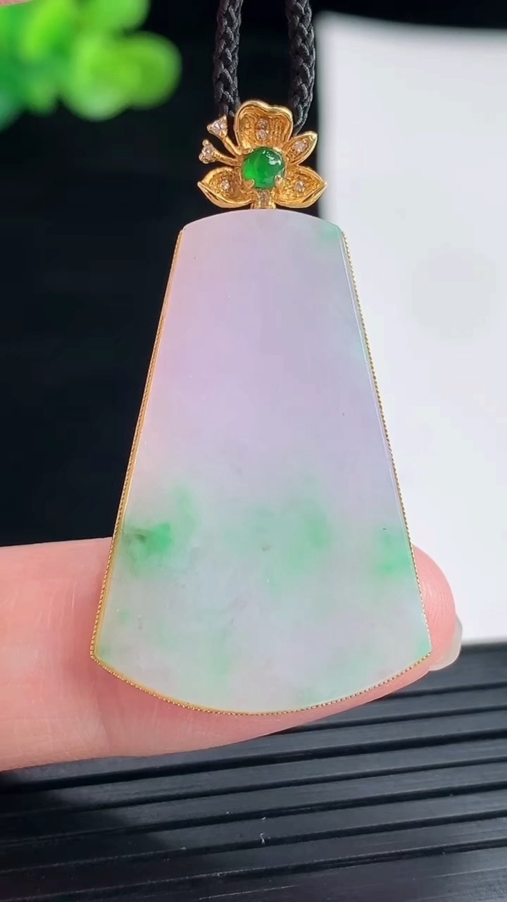 天然A货翡翠18k金春带彩 紫罗兰无事牌吊坠，尺寸39.5-22-3.5，裸石32-22重量:5.3