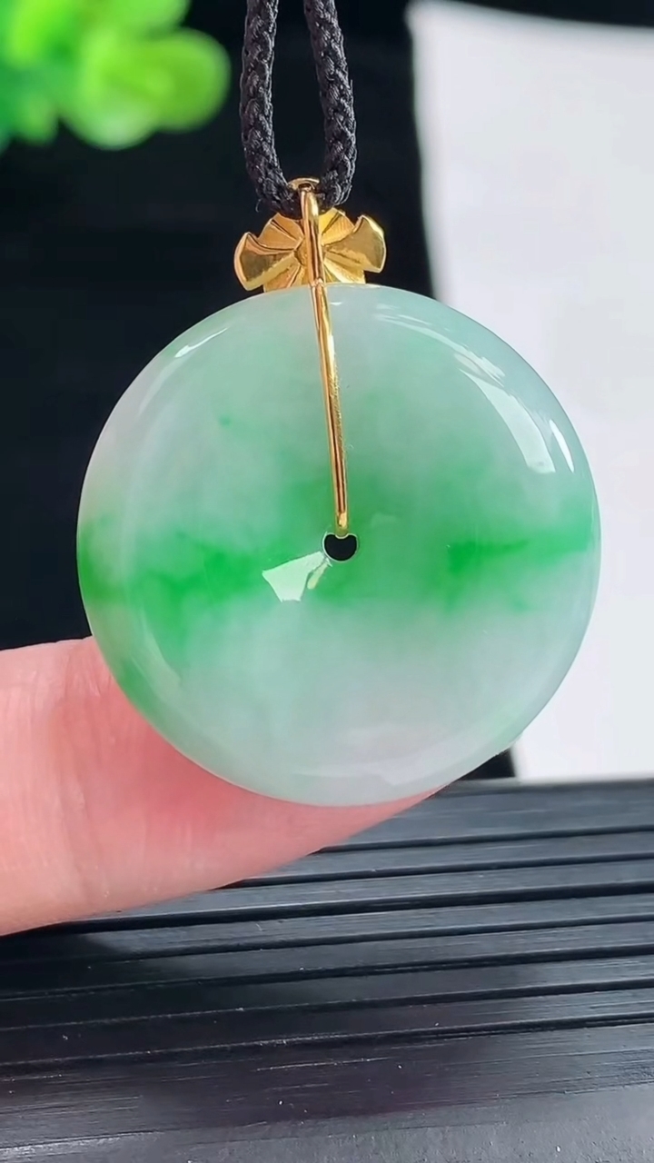 天然A货翡翠平安扣吊坠，尺寸26-5.6重量:8.31g
4月28日