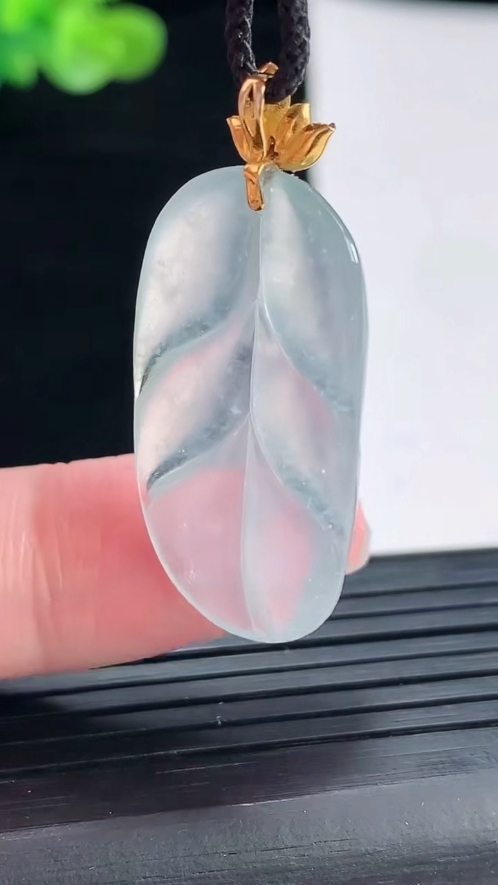 天然A货翡翠种白冰金枝玉叶 叶子吊坠，尺寸30-17.5-5.2重量:5.10g
4月28日