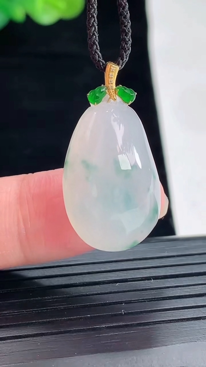 天然A货翡翠种飘花福瓜吊坠，尺寸24-15-9.2重量:5.83g
4月28日