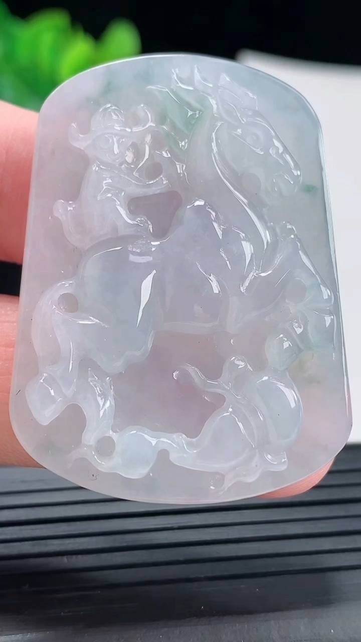 天然A货翡翠紫罗兰 飘花猴马牌吊坠，尺寸46.6-34.5-6.5重量:20.92g
4月28日