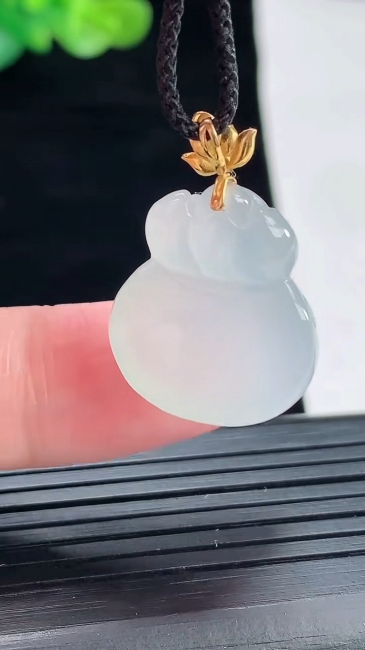 天然A货翡翠种白冰福袋吊坠，尺寸20-18-9重量:6.01g
4月28日
