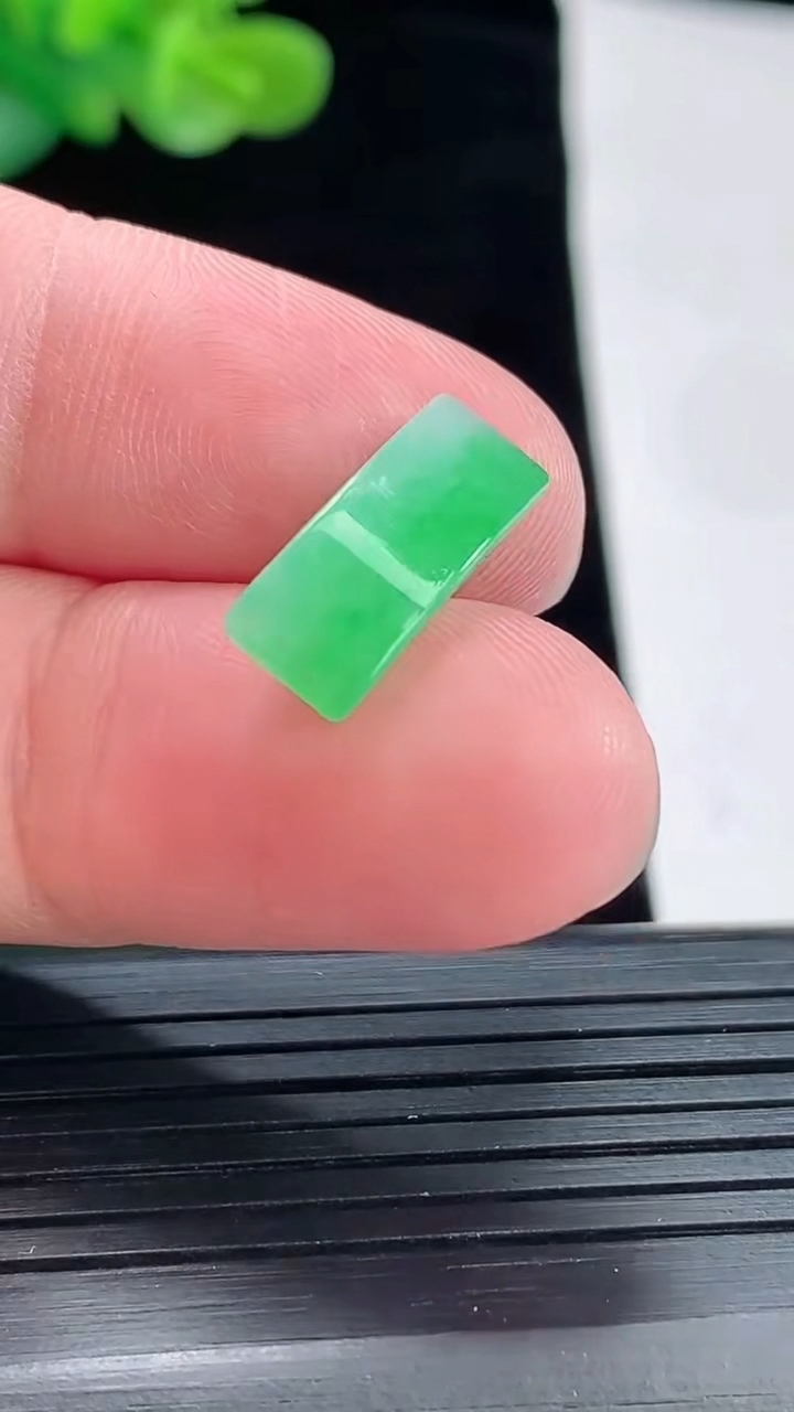 天然A货翡翠马鞍镶嵌件，尺寸17.6-6.5-2.8重量:0.89g
4月28日