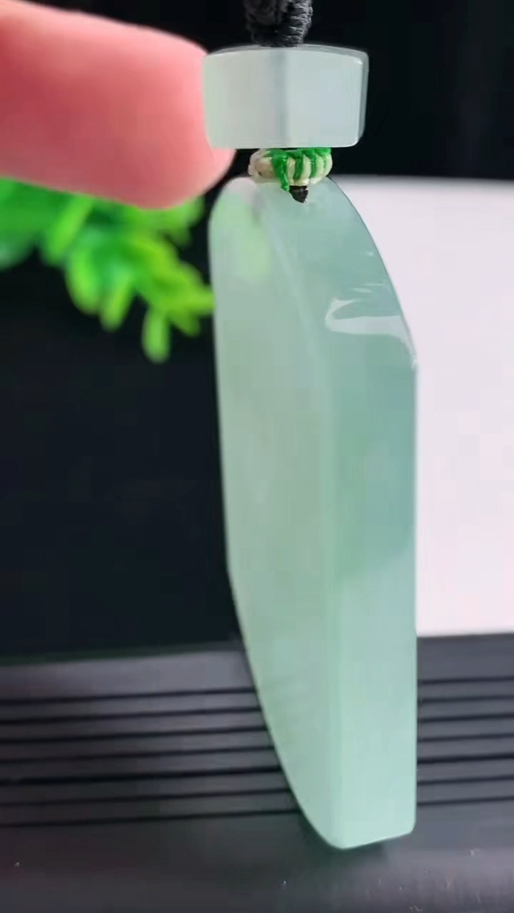 天然A货翡翠无事牌吊坠，尺寸56.6-43-6.8重量:54.44g
4月28日