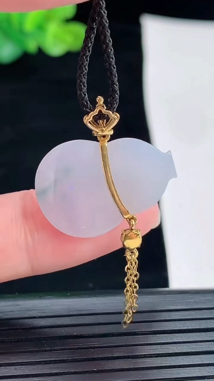 天然A货翡翠18k金紫罗兰 飘花葫芦吊坠，尺寸23-16-5重量:3.83g
4月28日