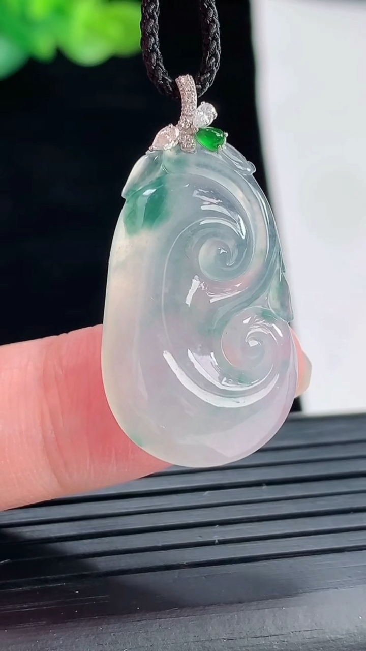 天然A货翡翠种飘花如意吊坠，尺寸26-17.2-5重量:4.48g
4月28日