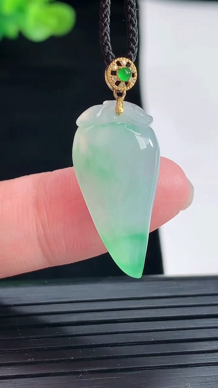 天然A货翡翠福瓜吊坠，尺寸25.6-13-5.5重量:2.98g
4月28日