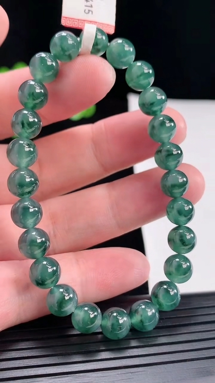天然A货翡翠种飘花圆珠手串，尺寸8-24颗重量:20.49g4月28日
工厂直销收藏佳品,种好水足，色泽均匀，有种有色，上手高大气！