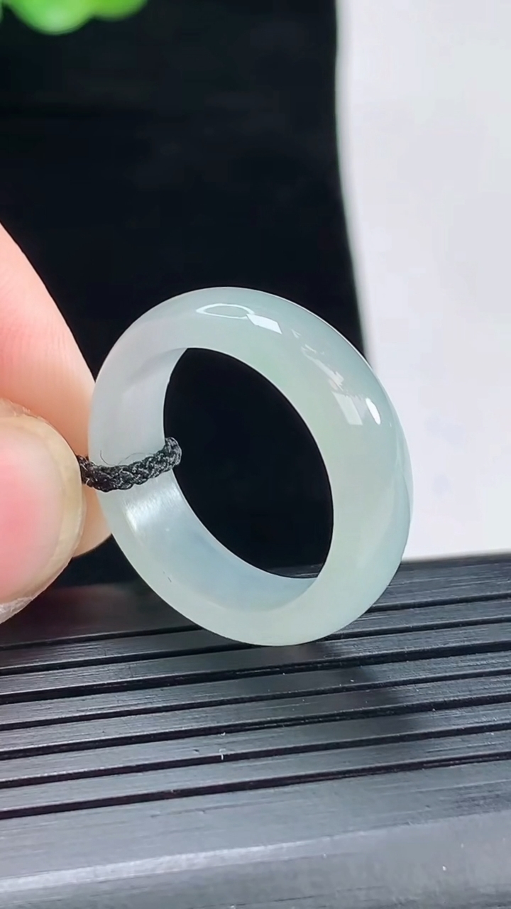 天然A货翡翠玉指环 戒指，尺寸18.6-6.2-3.2重量:4.00g2026年4月28日
工厂直销