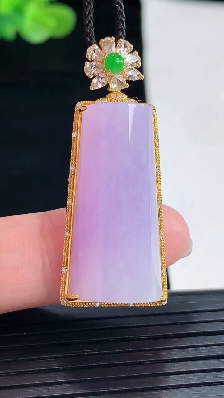 天然A货翡翠18k金紫罗兰无事牌吊坠，尺寸41-16.5-9.5，裸石29-15重量:7.88g
4
