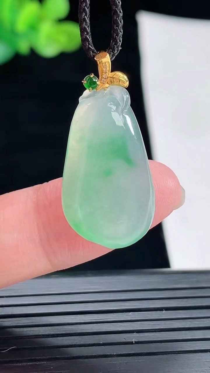 天然A货翡翠福瓜吊坠，尺寸24.5-15-5重量:3.78g
4月28日