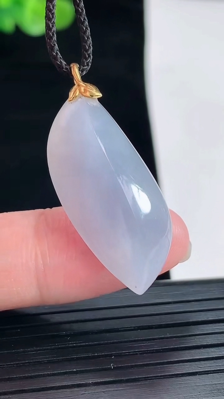 天然A货翡翠18k金紫罗兰随形吊坠，尺寸29.5-14-8重量:4.99g
4月28日