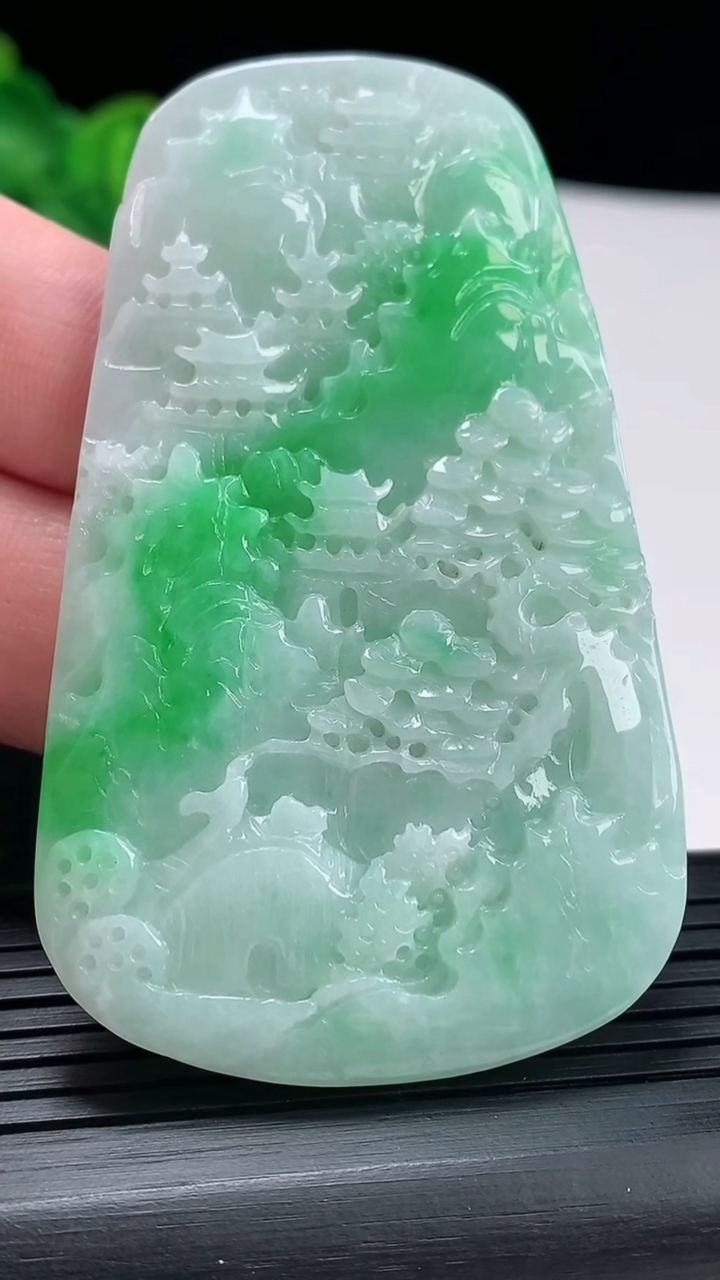 天然A货翡翠山水牌吊坠，尺寸70.5-42-5.2重量:36.08g
4月28日