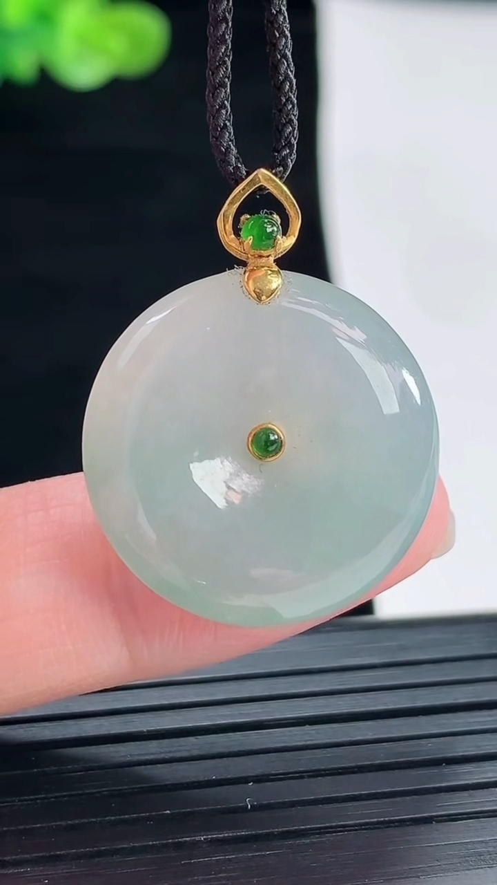 天然A货翡翠18k金飘花平安扣吊坠，尺寸23-5.2重量:5.98g
4月28日