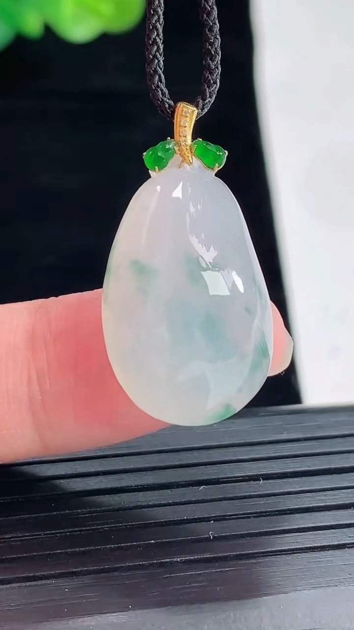 天然A货翡翠种飘花福瓜吊坠，尺寸24-15-9.2重量:5.83g
4月28日