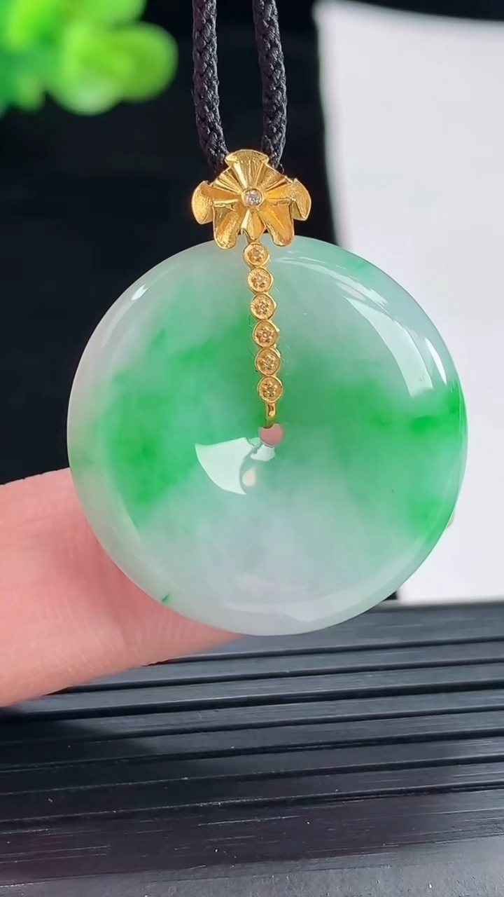 天然A货翡翠平安扣吊坠，尺寸26-5.6重量:8.31g
4月28日