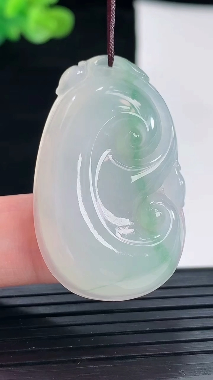 天然A货翡翠如意吊坠，尺寸39-24-6重量:10.33g
4月28日