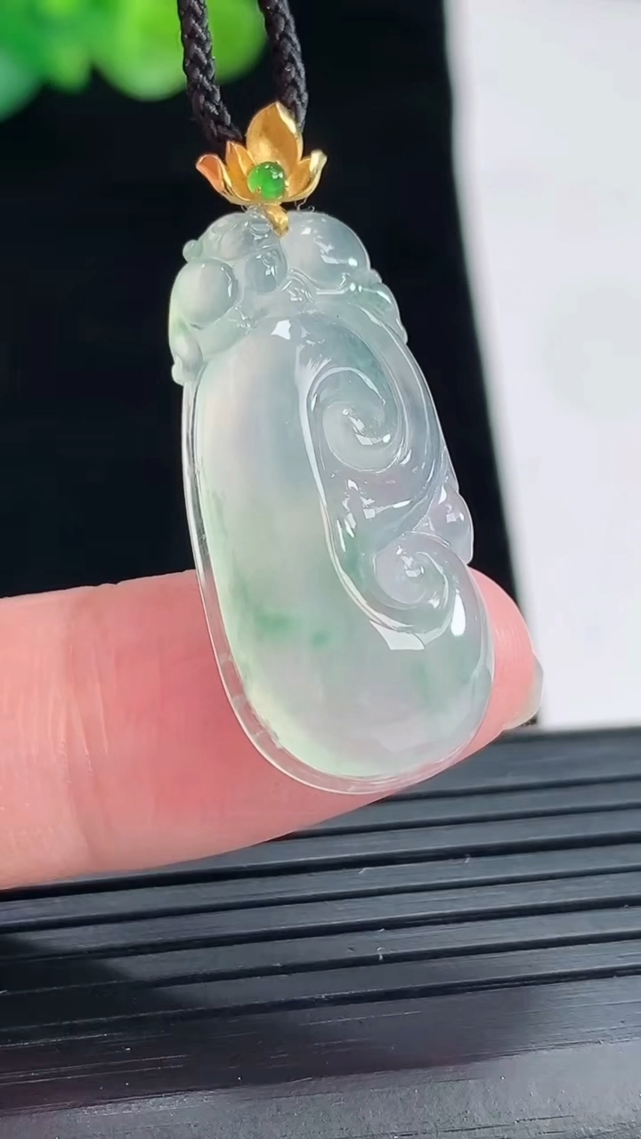 天然A货翡翠如意吊坠，尺寸29-14-7.2重量:5.26g
4月28日