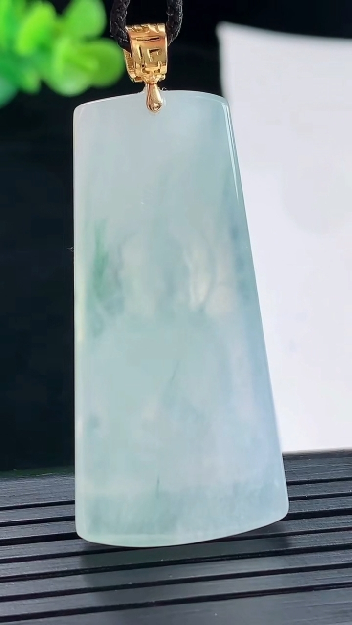 天然A货翡翠18k金飘花大日如来佛吊坠，尺寸47-22.5-6重量:14.08g
4月28日