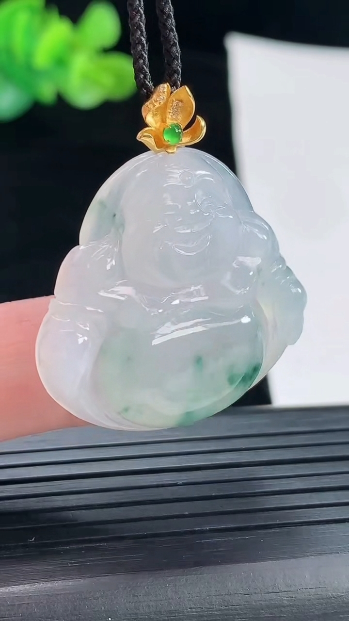 天然A货翡翠种飘花佛公吊坠，尺寸30-32.6-5.8重量:9.24g
4月28日