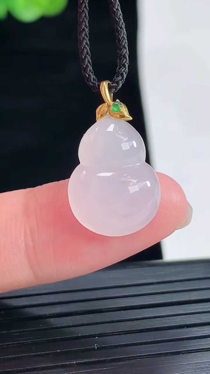 天然A货翡翠18k金紫罗兰葫芦吊坠，尺寸15.5-13-5.2重量:2.04g
4月28日