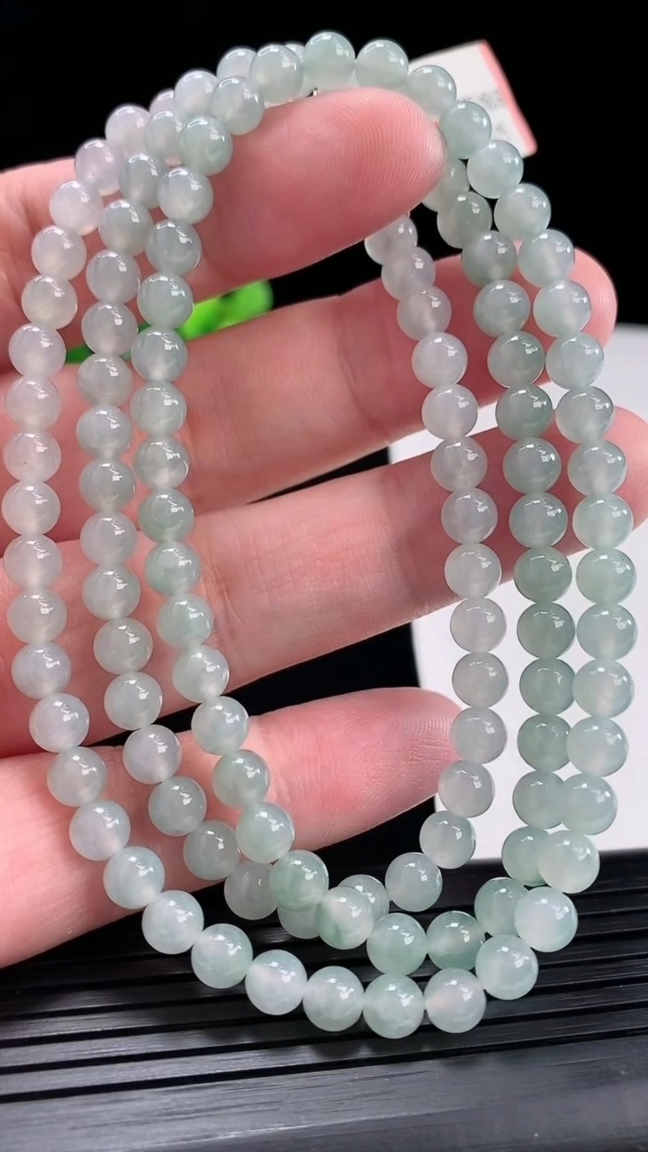 天然A货翡翠飘花圆珠项链，尺寸5.5-118颗重量:33.89g4月28日
工厂直销收藏佳品,种好水足，色泽均匀，有种有色，上手高大气！