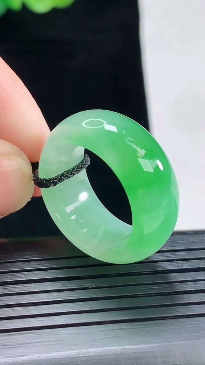 天然A货翡翠玉指环 戒指，尺寸19-10.6-4.5重量:8.79g2026年4月28日
工厂直销收藏佳品,种好水足，色泽均匀，有种有色，上手高大气！