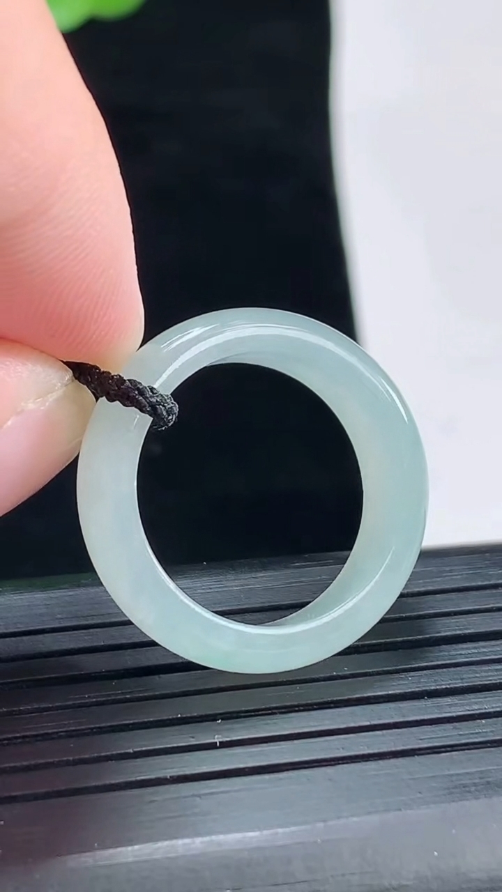 天然A货翡翠玉指环 戒指，尺寸18.6-6.2-3.2重量:4.00g2026年4月28日
工厂直销收藏佳品,种好水足，色泽均匀，有种有色，上手高大气！