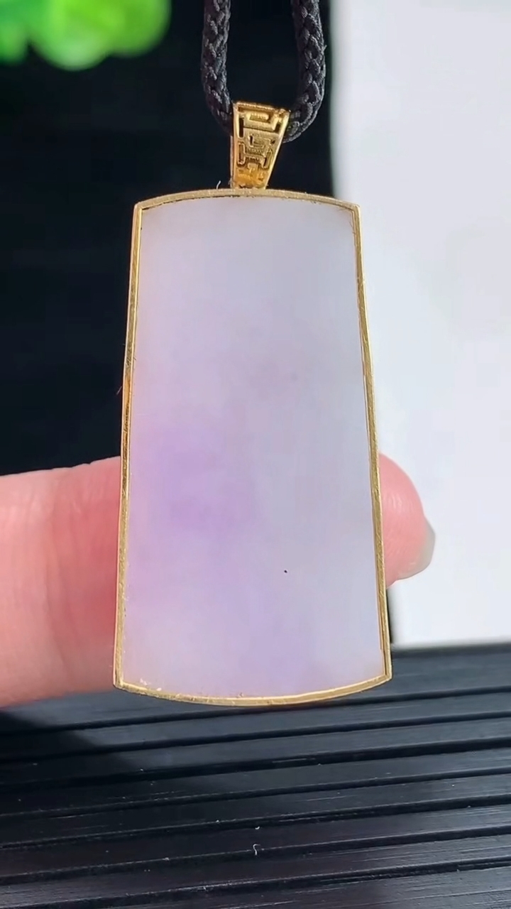 天然A货翡翠18k金紫罗兰无事牌吊坠，尺寸36-16.5-4.5，裸石31-16-4重量:6.78g
4月28日