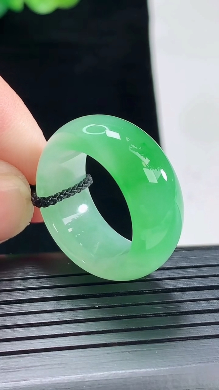 天然A货翡翠玉指环 戒指，尺寸19-10.6-4.5重量:8.79g2026年4月28日
工厂直销收藏佳品,种好水足，色泽均匀，有种有色，上手高大气！