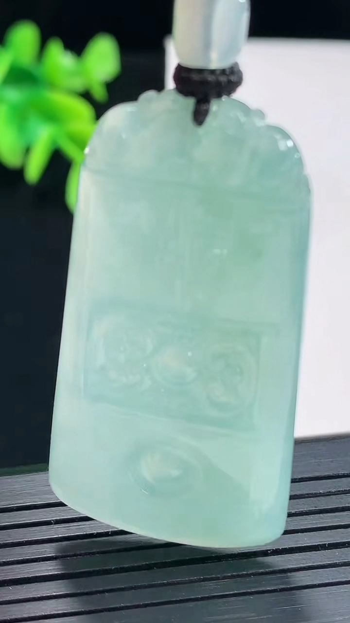 天然A货翡翠仿古无事牌吊坠，尺寸48-25.5-5.2重量:19.56g
4月28日