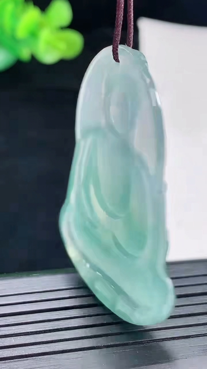 天然A货翡翠冰种蓝色素衣观音吊坠，尺寸49.5-34-5.5重量:15.38g
4月28日
