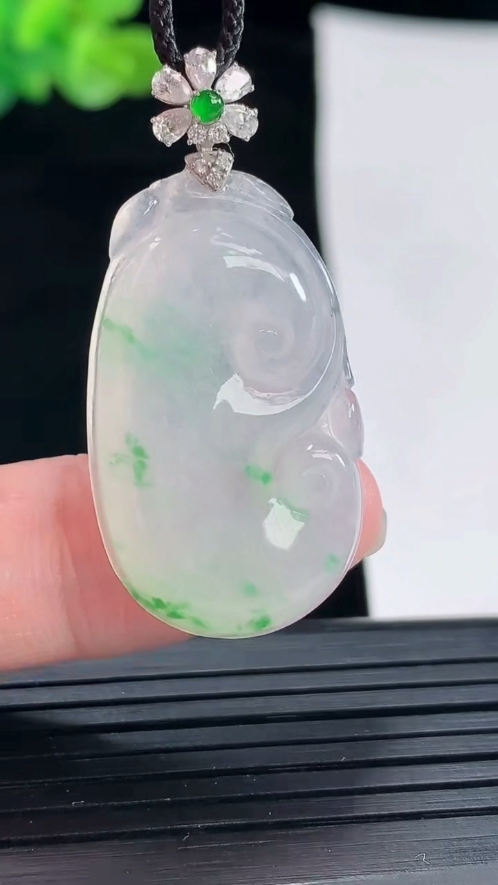 天然A货翡翠如意吊坠，尺寸31.6-19.6-4.5重量:5.42g
4月28日