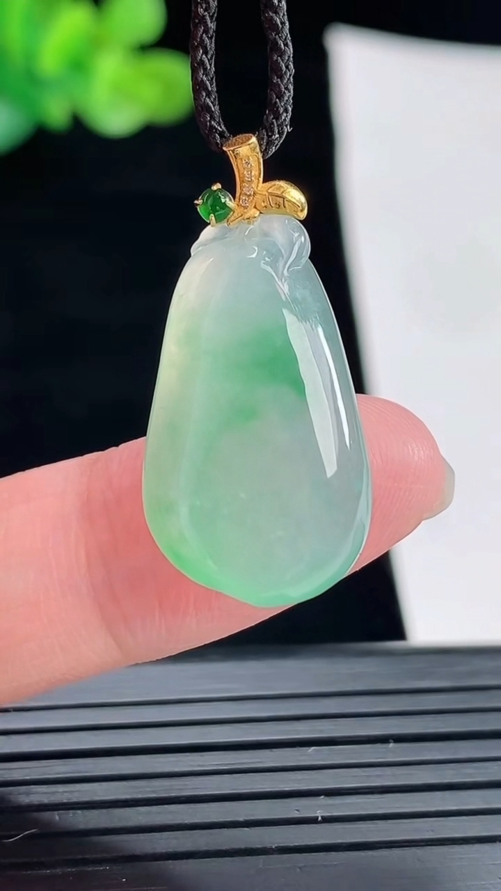 天然A货翡翠福瓜吊坠，尺寸24.5-15-5重量:3.78g
4月28日