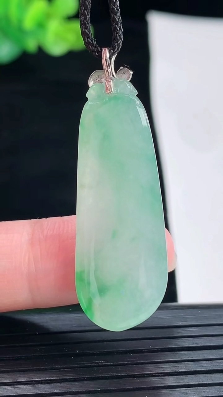 天然A货翡翠福瓜吊坠，尺寸37-14.5-7.5重量:7.12g
4月28日